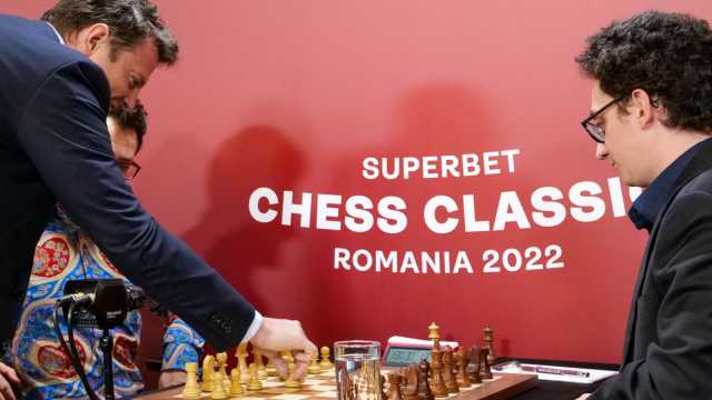 Andrei Diaconescu made the ceremonial first move at Superbet Chess Classic Romania 2022, an event with outstanding personalities from the world of chess
